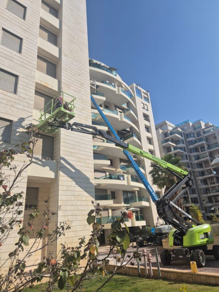 חיזוק אריחים בבניין