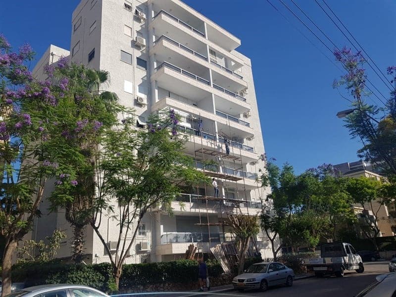 בניין לאחר צביעה